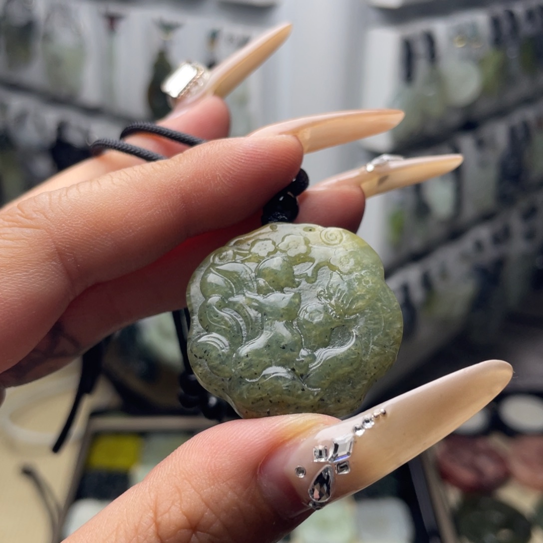 岫玉未镶嵌颈饰狐狸吊坠