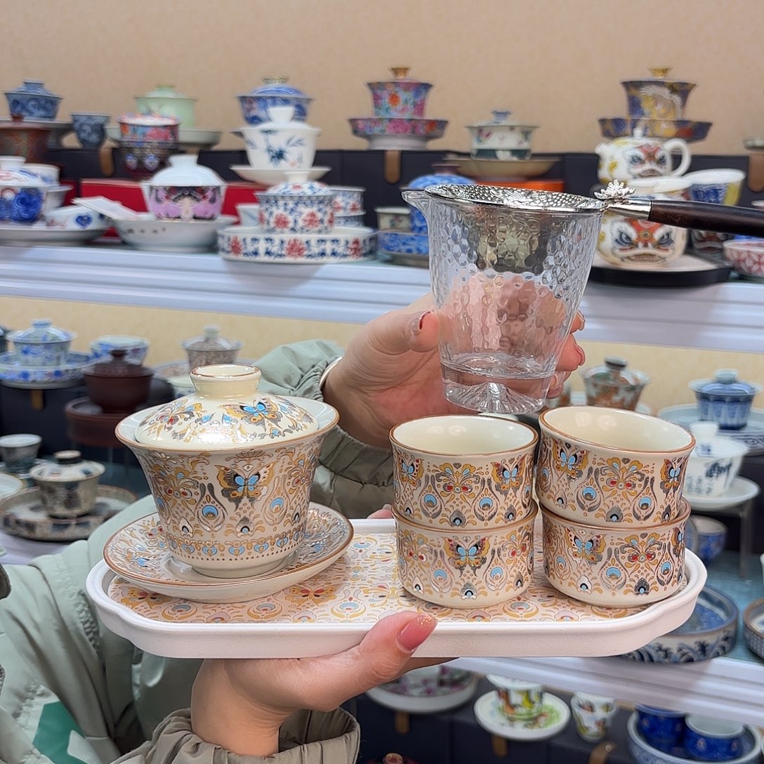 盖碗里放入适量的水