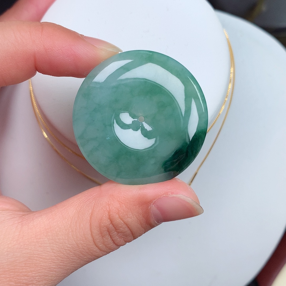 翡翠颈饰未镶嵌平安扣