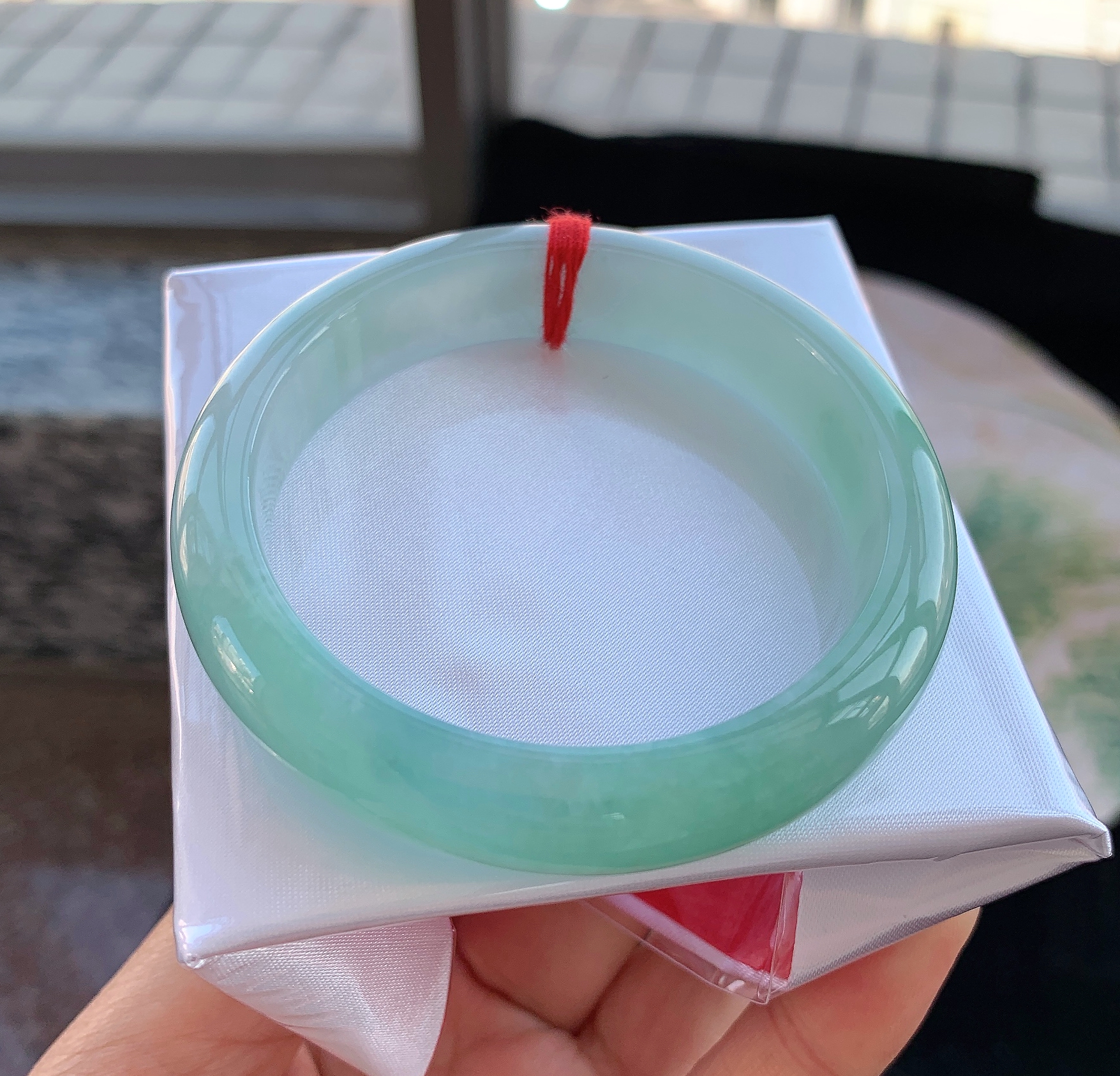 天然缅甸翡翠A货圈口54.1mm正圈水润绿色果绿飘绿精美女款玉手镯