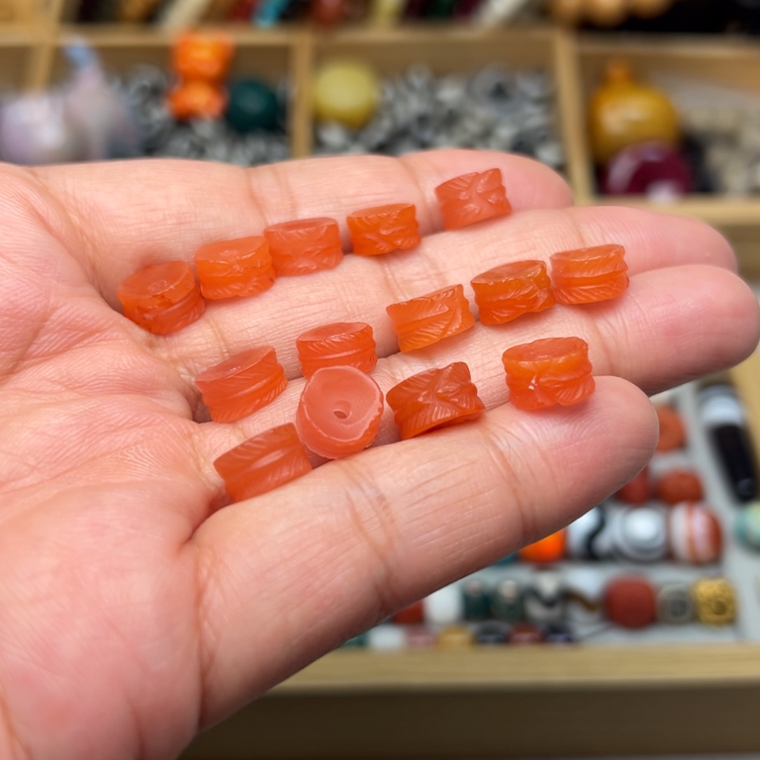 南红玛瑙9mm樱桃红羽毛扣未镶嵌多样性发其中一颗