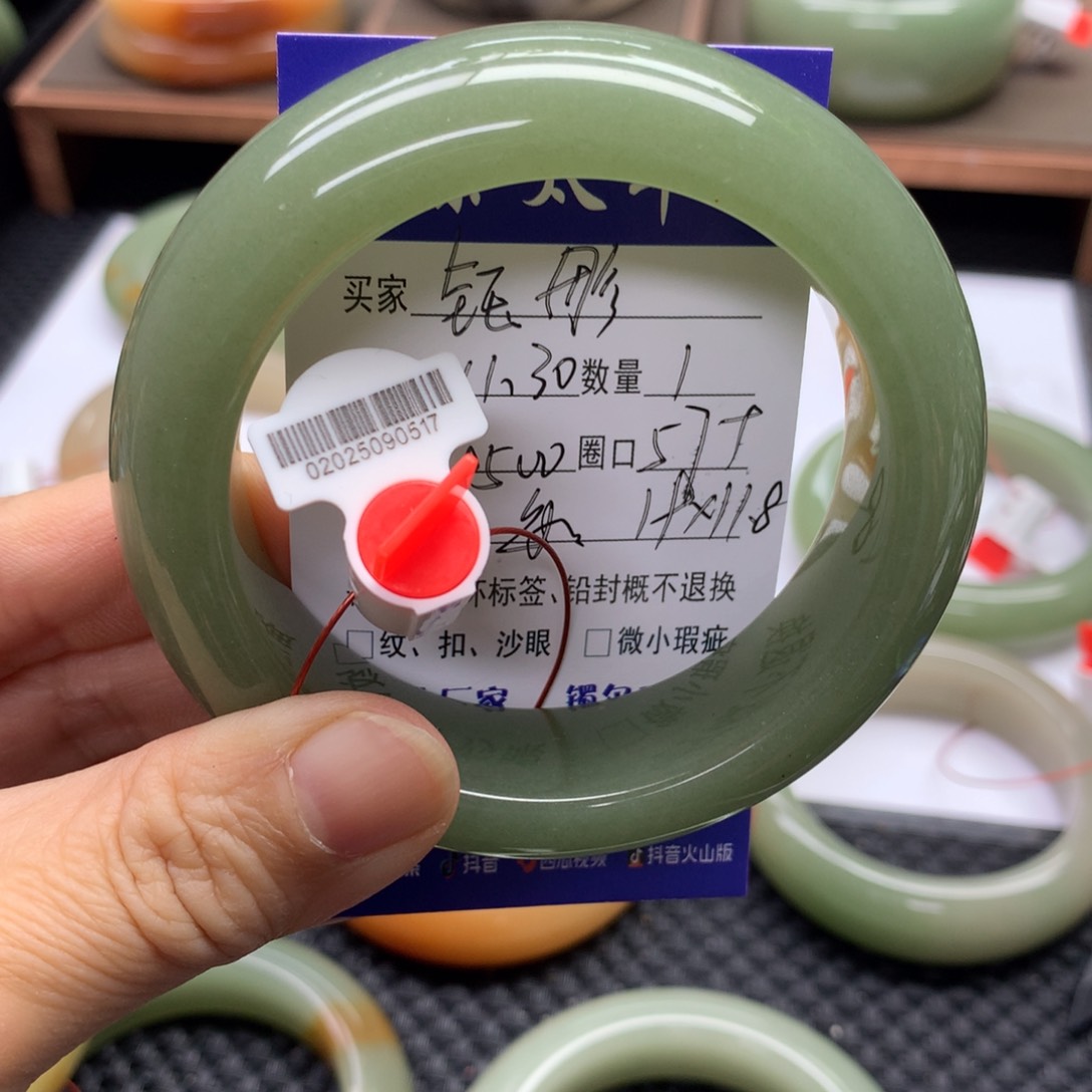 未镶嵌手镯石英质玉钰*