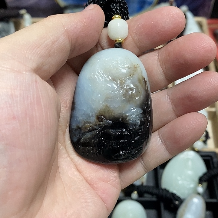 俯***空和田玉未镶嵌颈饰