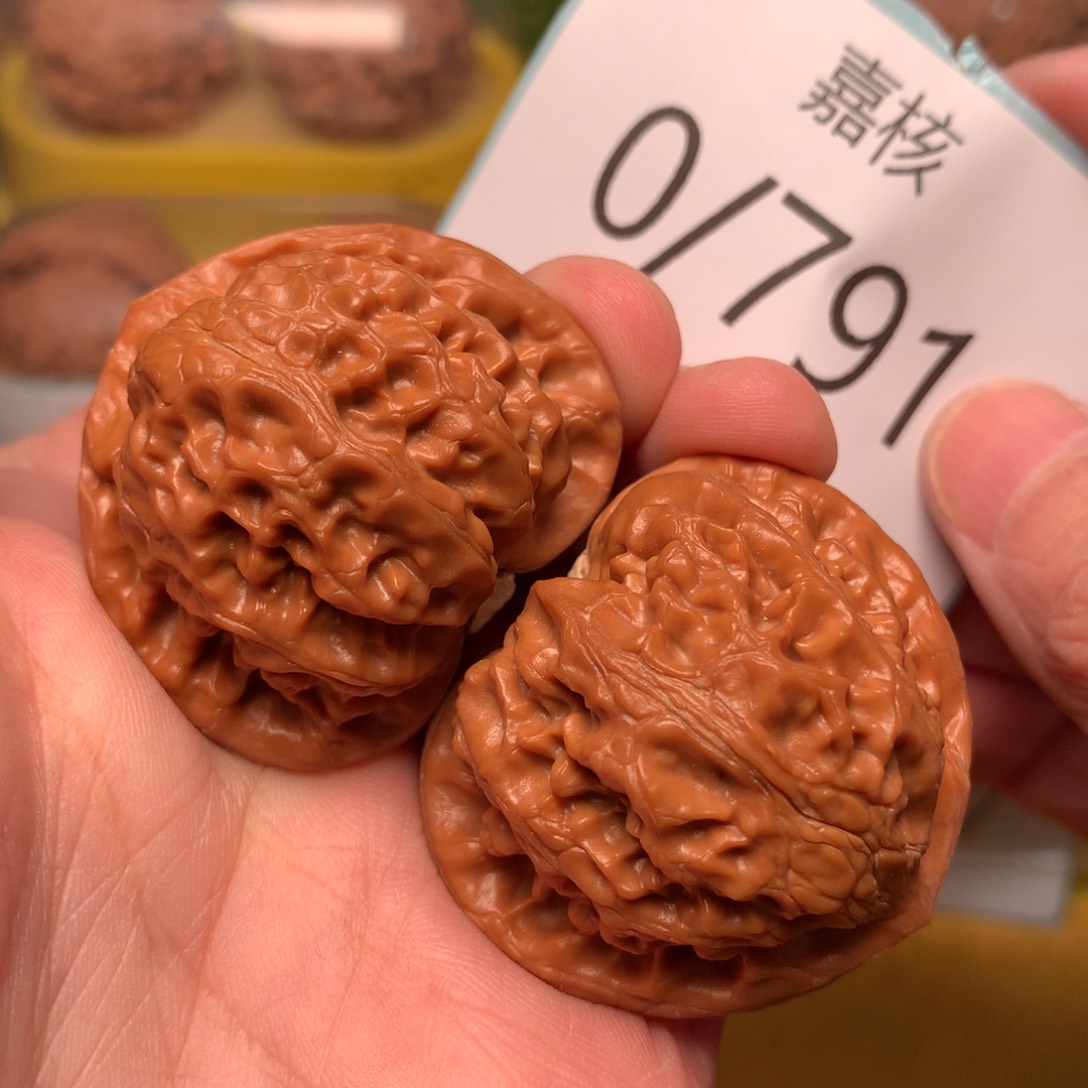 文玩核桃把件红皮桃心宫灯40