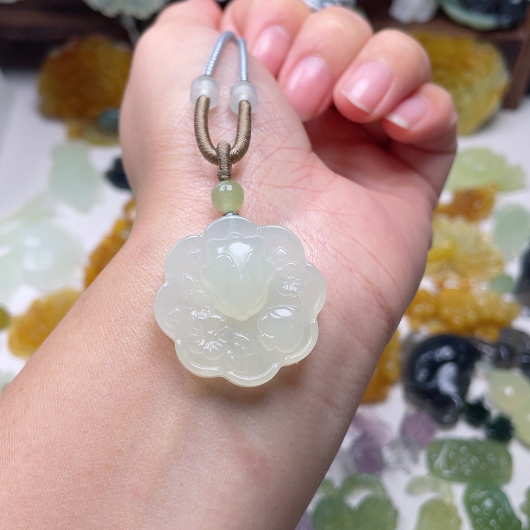 蛇纹石玉颈饰未镶嵌