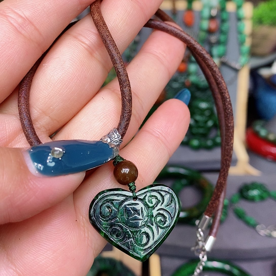 翡翠颈饰未镶嵌漂亮美眉