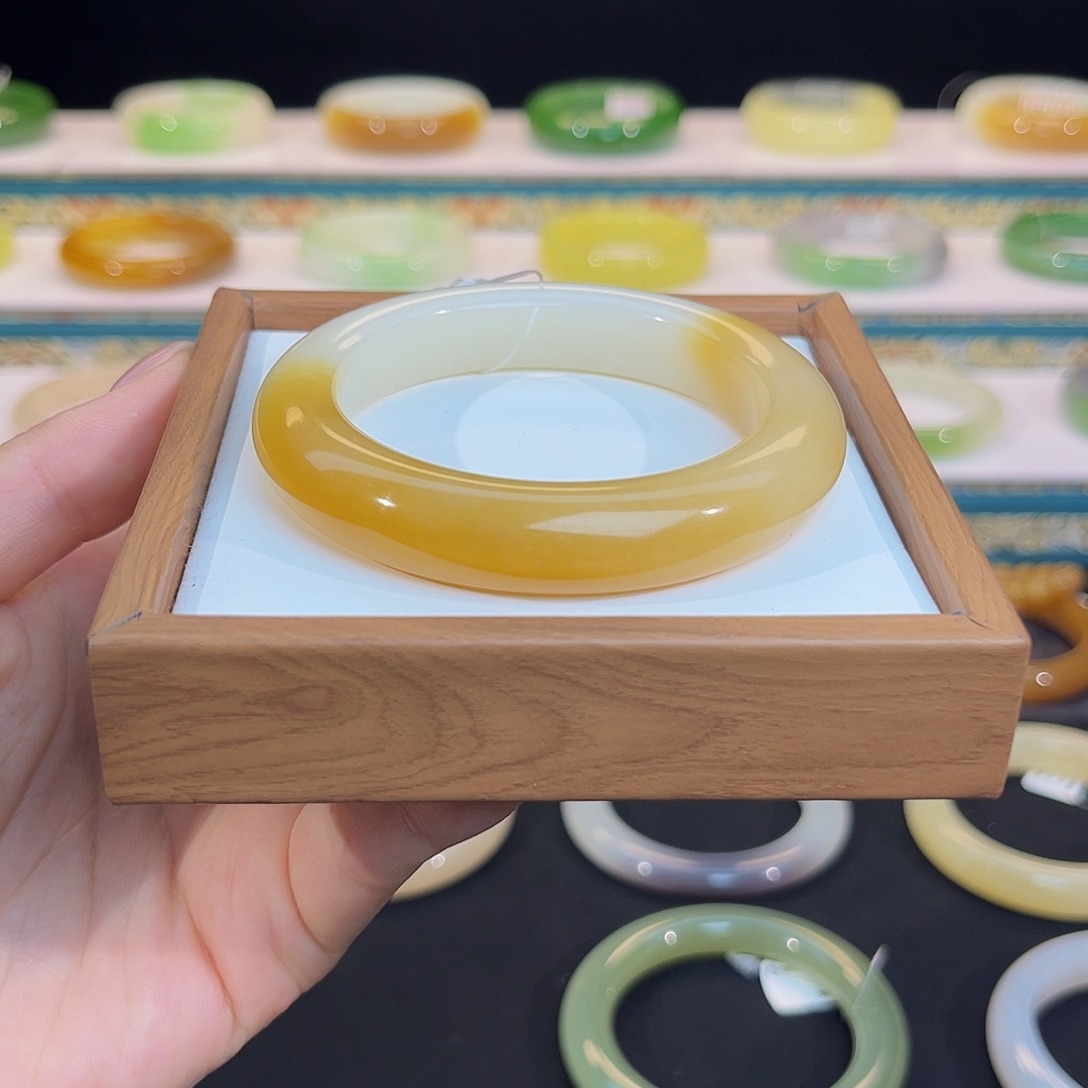 和田玉未镶嵌手镯蜜薯糖膏镯