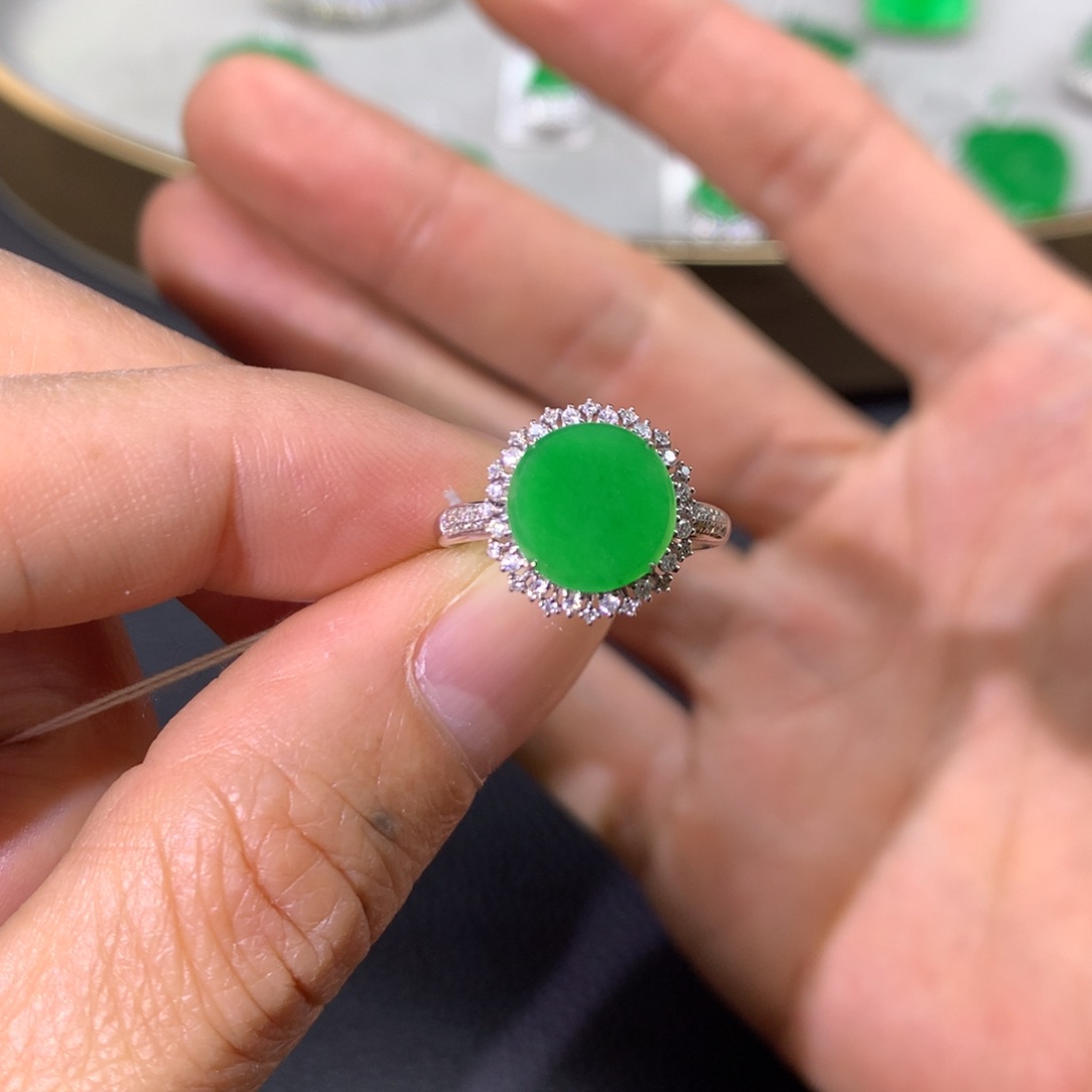 翡翠戒指18K金镶嵌翡翠