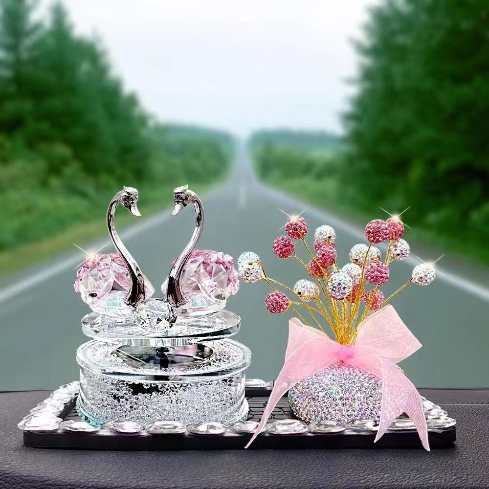 太阳能旋转天鹅车载香薰可爱车内装饰用品汽车车载摆件2025新款女