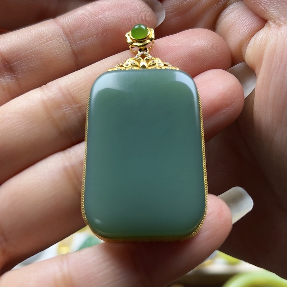 和田玉吊坠18K金镶嵌