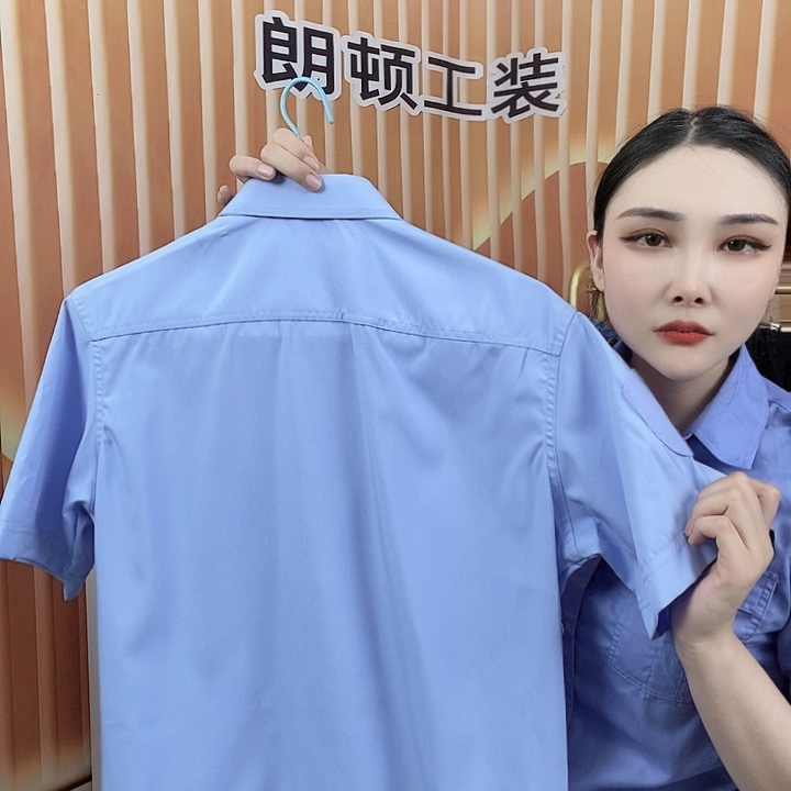 浅蓝色交织稠短袖衬衫