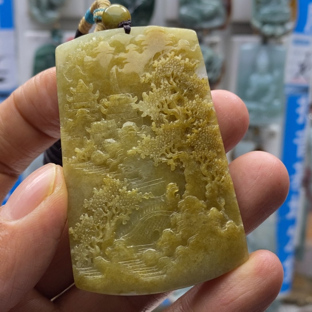 翡翠颈饰未镶嵌山水