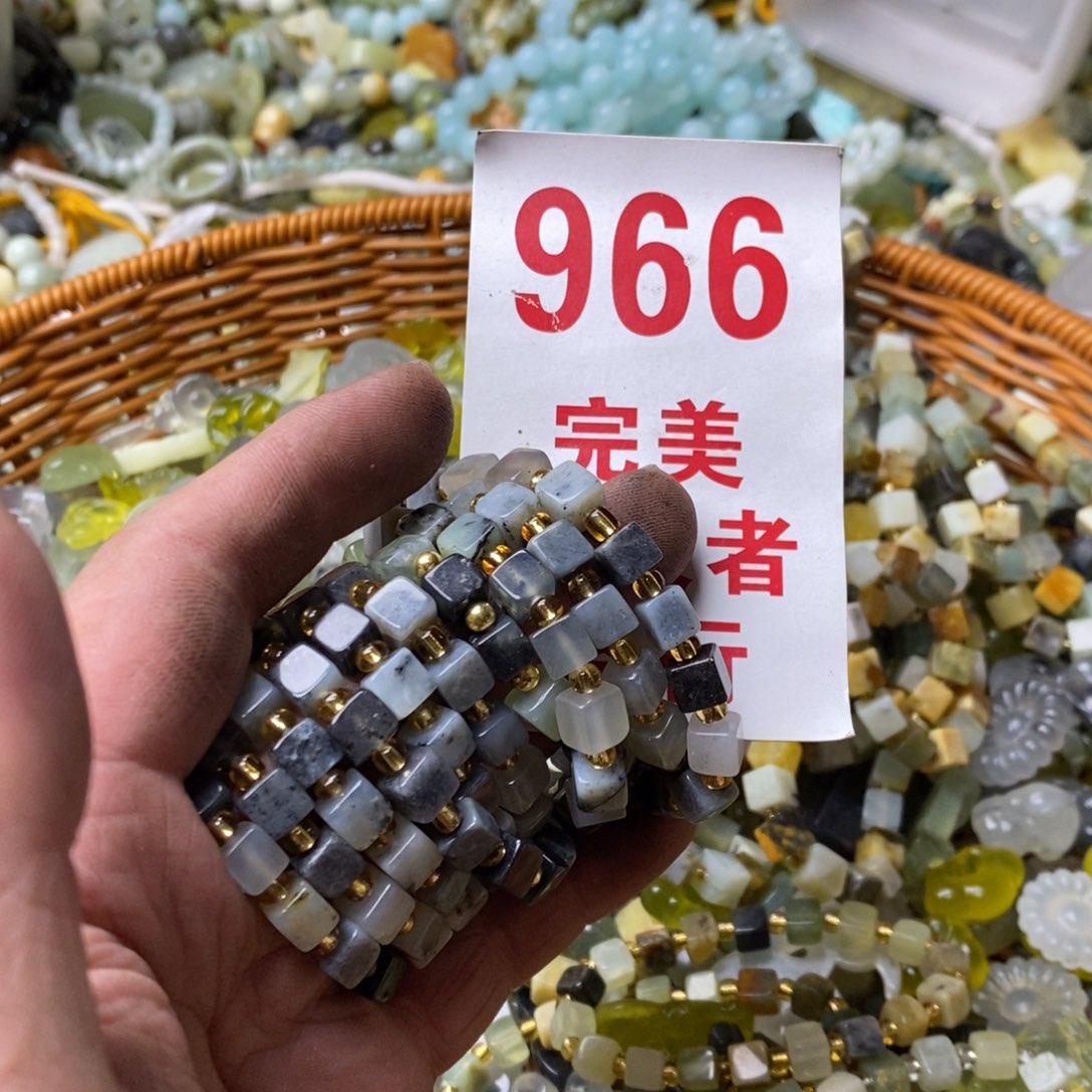 蛇纹石玉挂坠未镶嵌