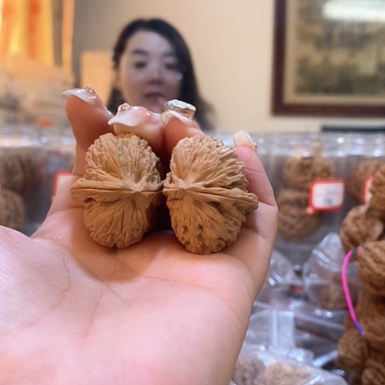 文玩核桃吊坠白狮子半壁