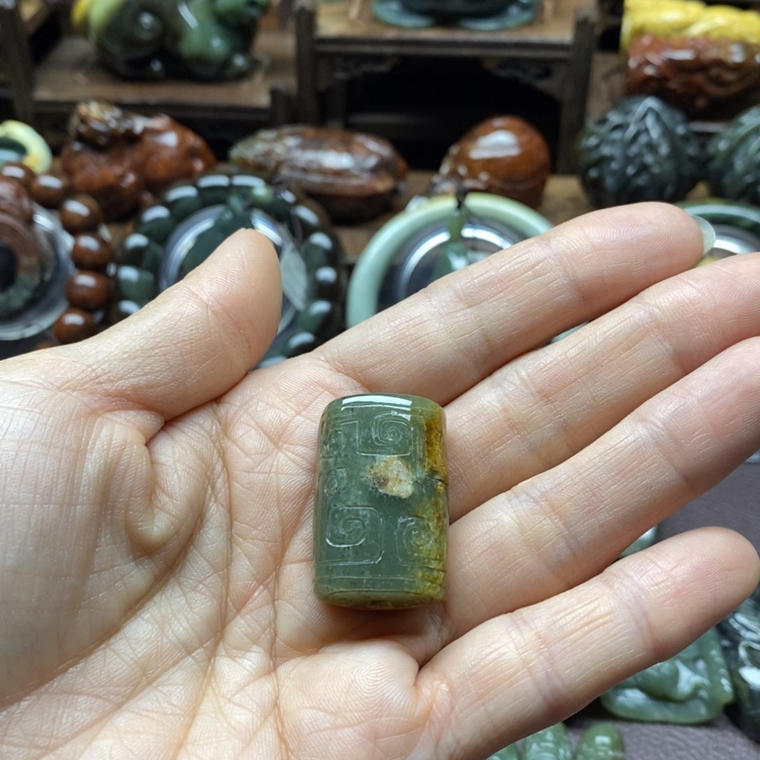 未镶嵌岫岩河磨玉（透闪石质玉）把件