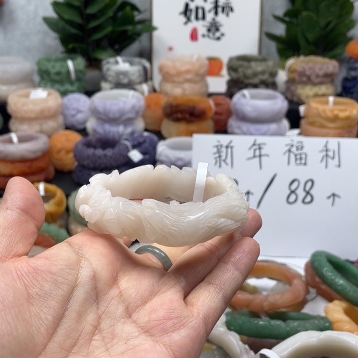 有***鼠石英质玉未镶嵌手镯