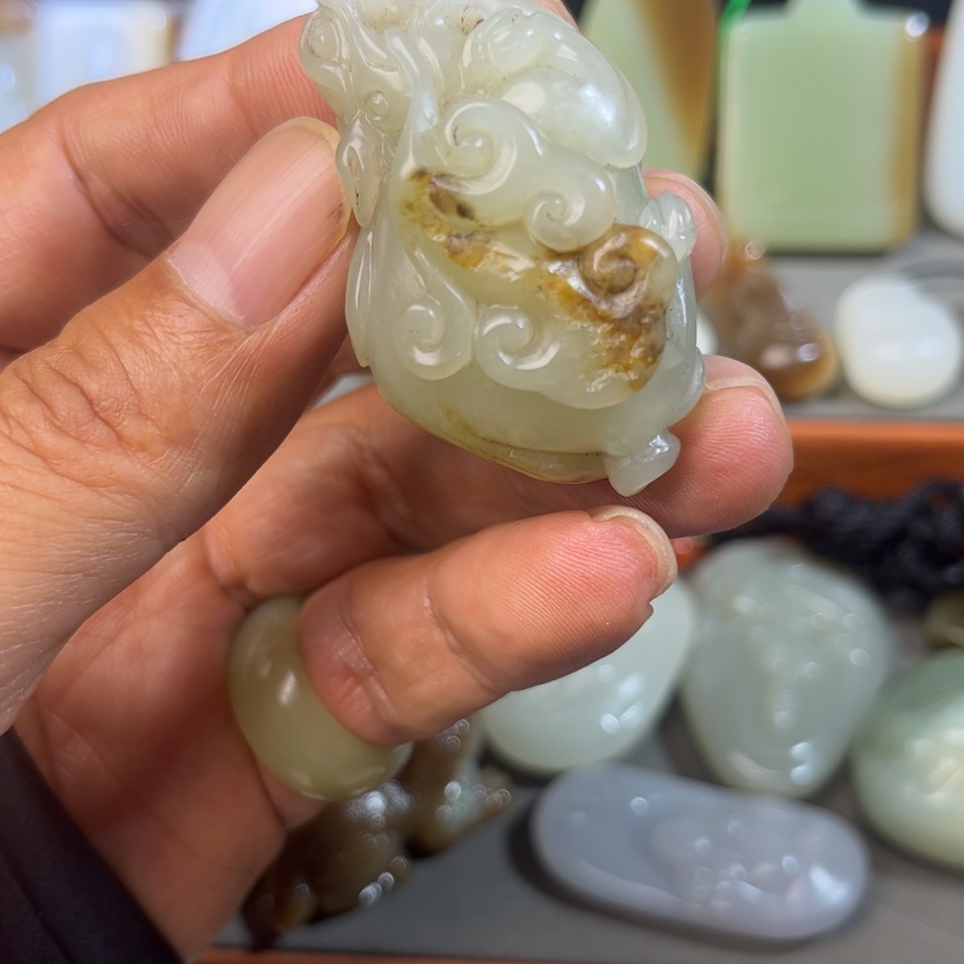 颈饰未镶嵌和田玉（糖玉）