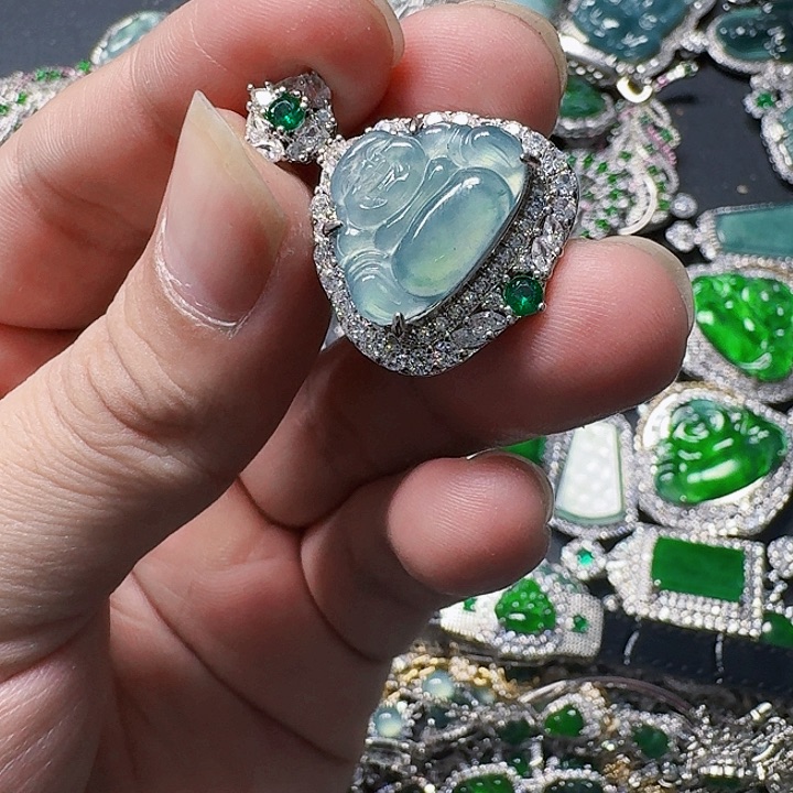 翡翠颈饰未镶嵌天然A货翡翠放漏