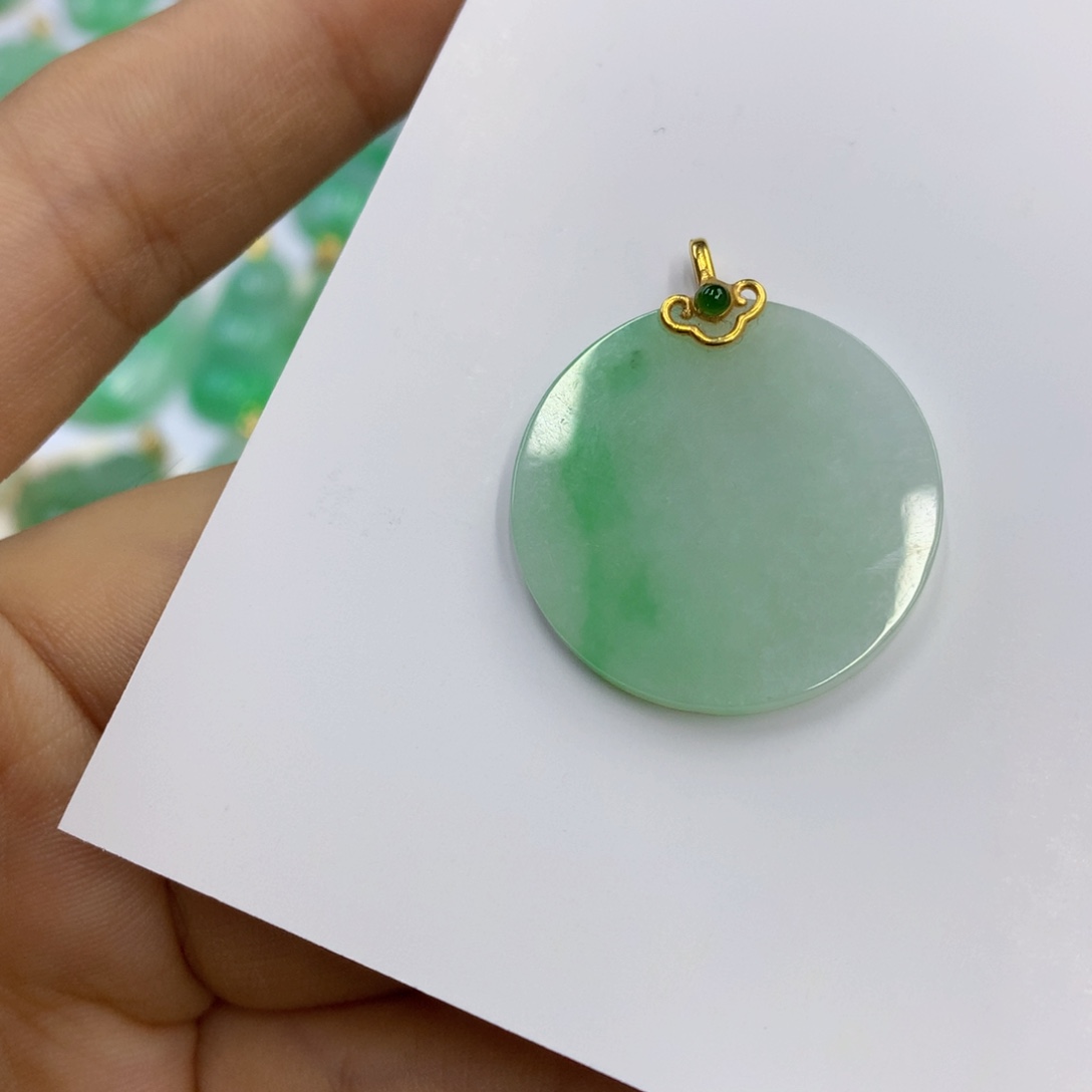 翡翠18K金镶嵌颈饰翡翠