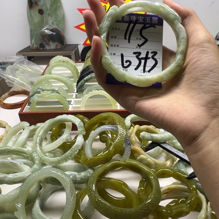蛇纹石玉未镶嵌手镯