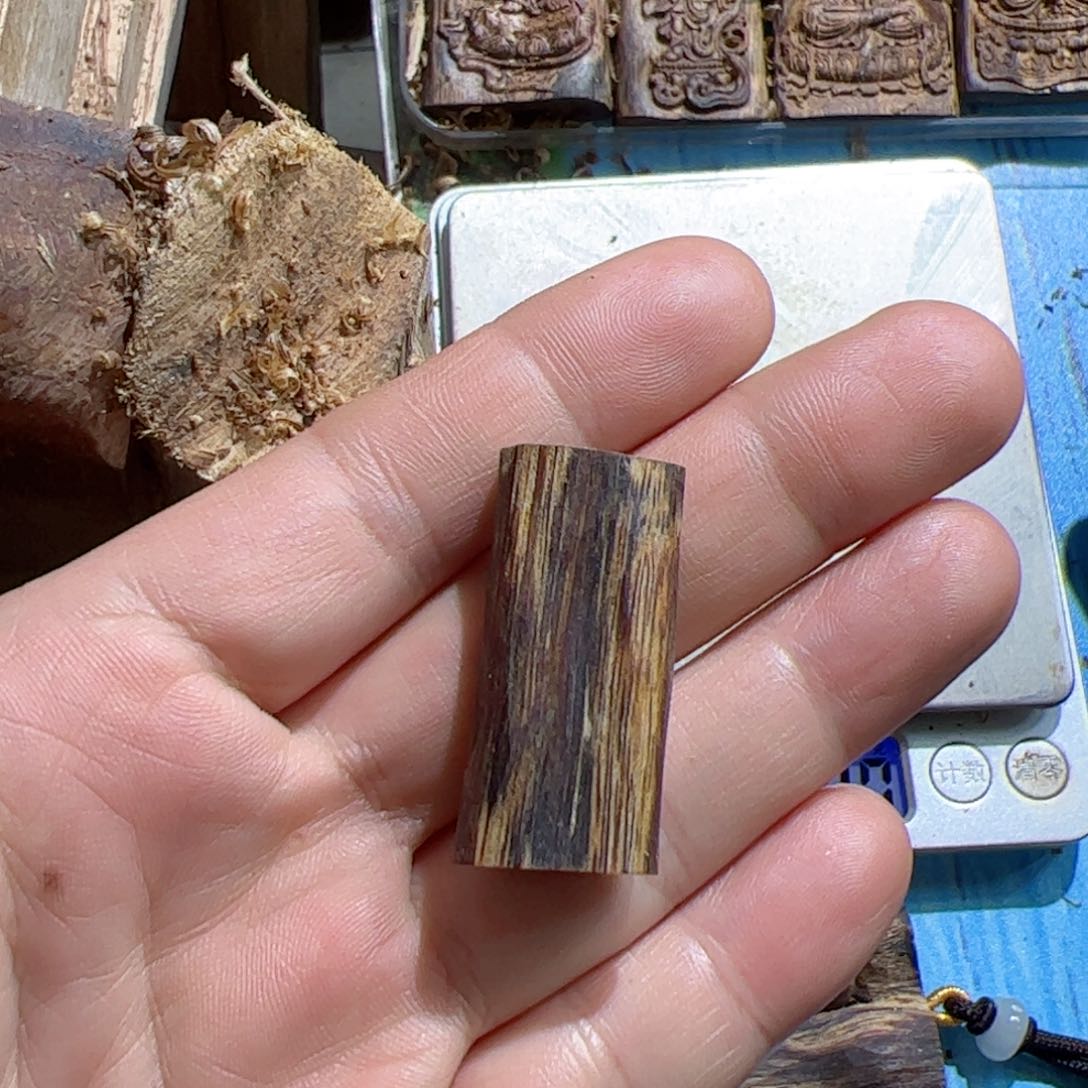 沉香吊坠乌身素牌3.6克