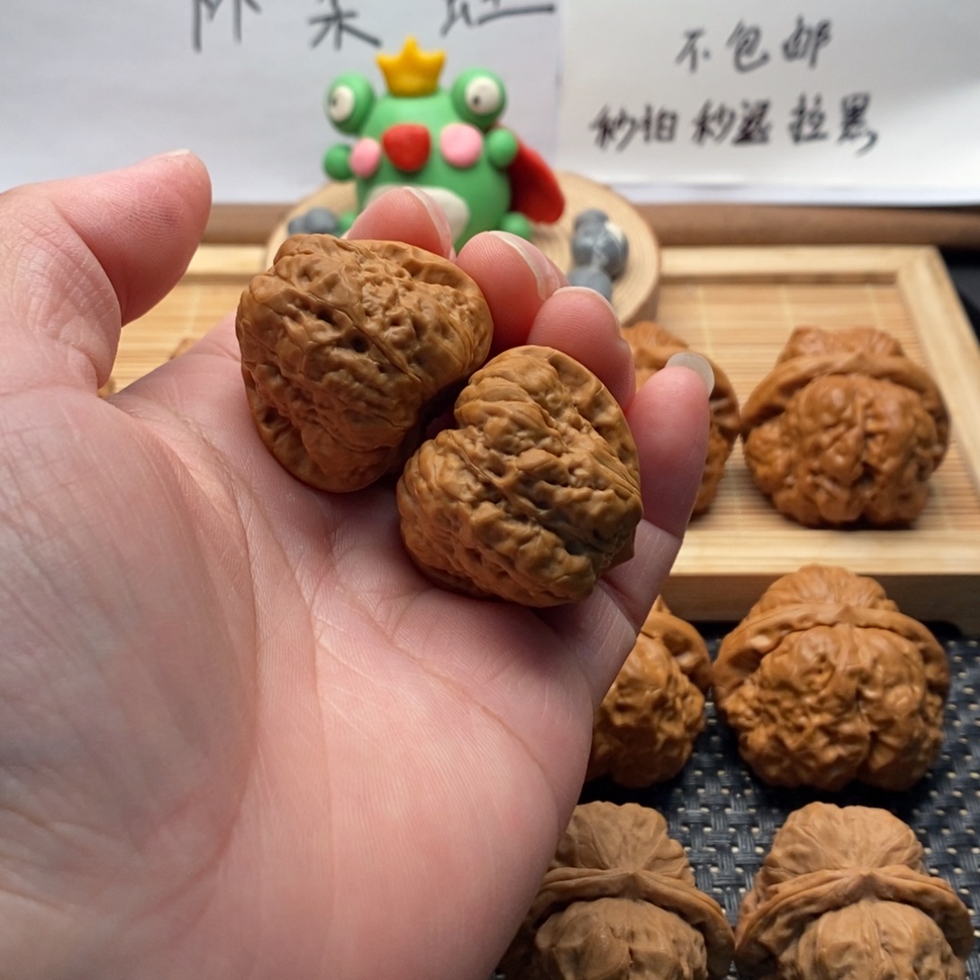 ****八文玩核桃把件三角边34