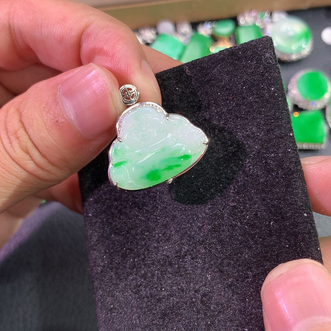 翡翠吊坠(赠链)18K金镶嵌披****?