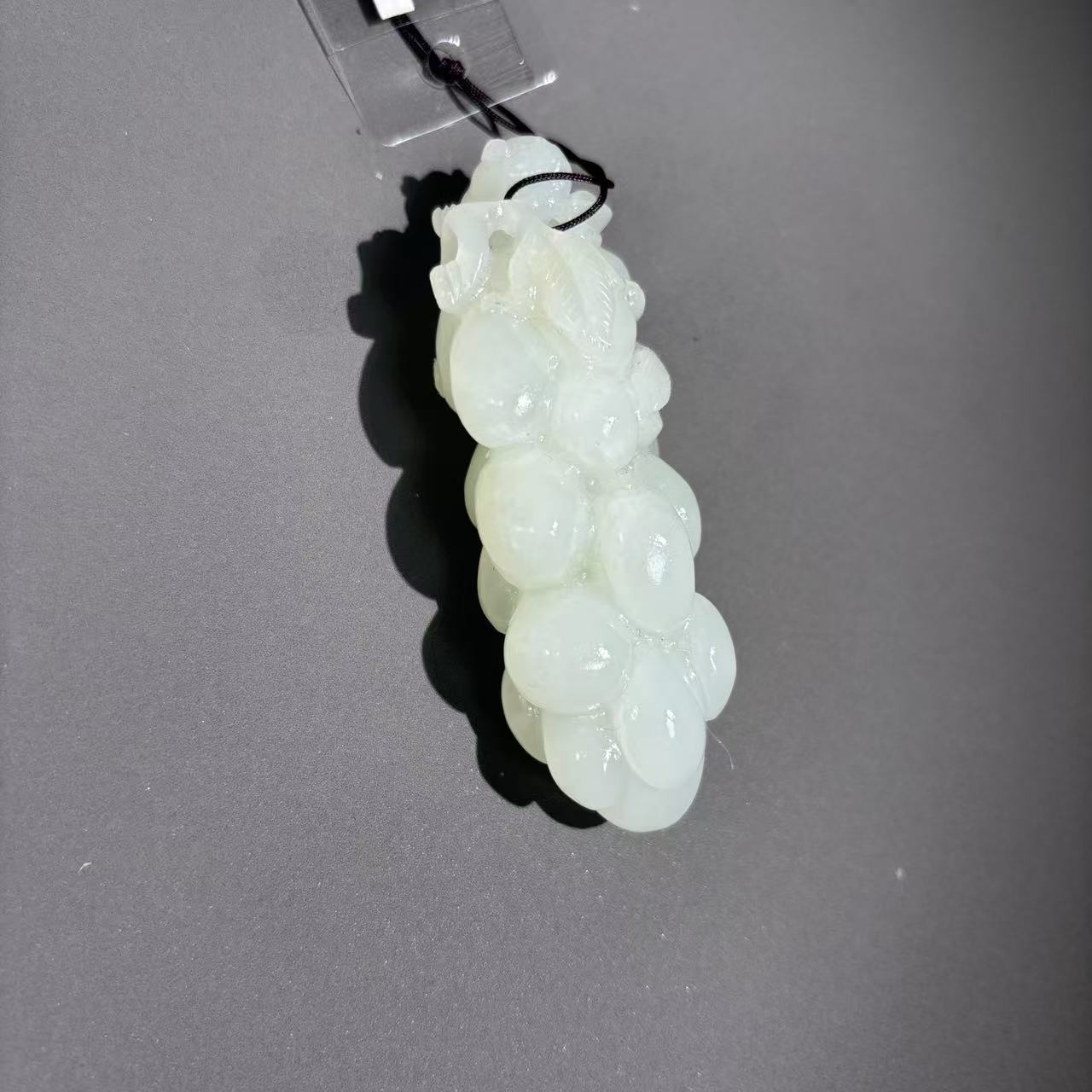 清代和田玉松鼠葡萄1