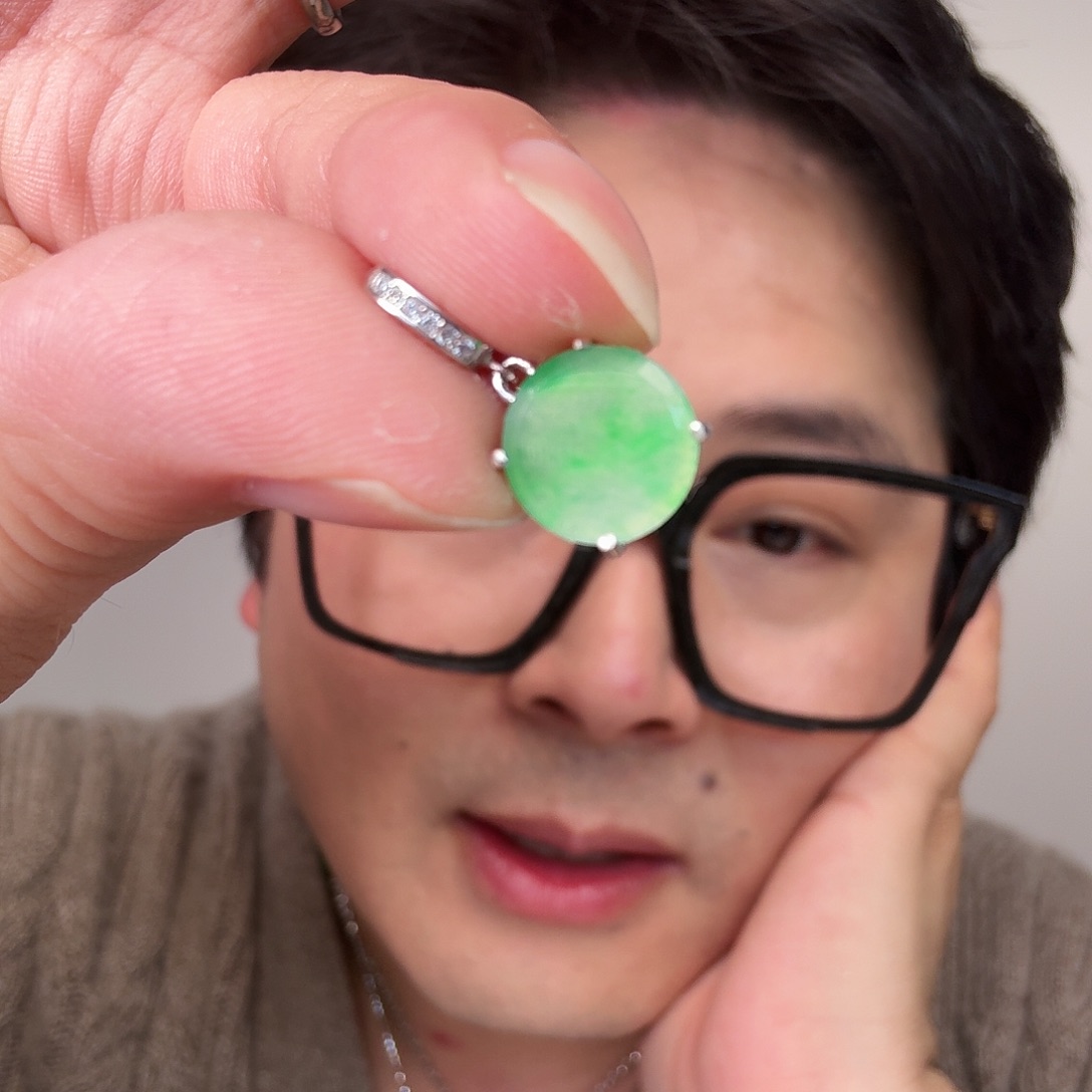 翡翠未镶嵌颈饰一件