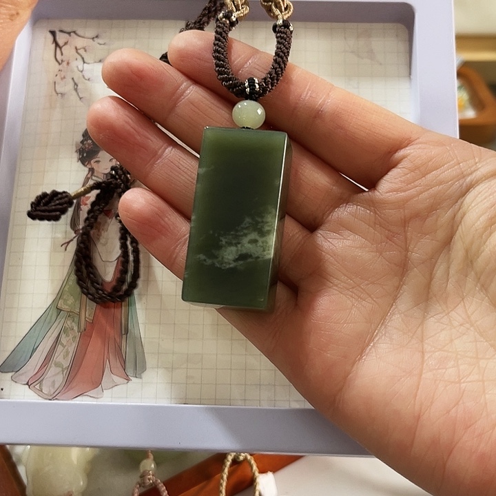 麦***5和田玉未镶嵌颈饰