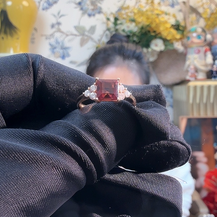 碧玺戒指18K金镶嵌碧玺戒指18K金镶嵌