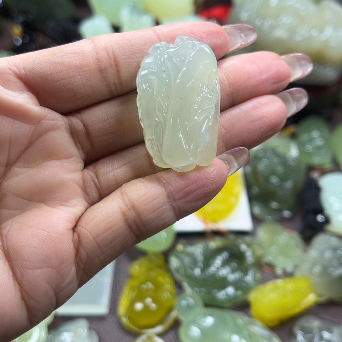 蛇纹石玉未镶嵌颈饰