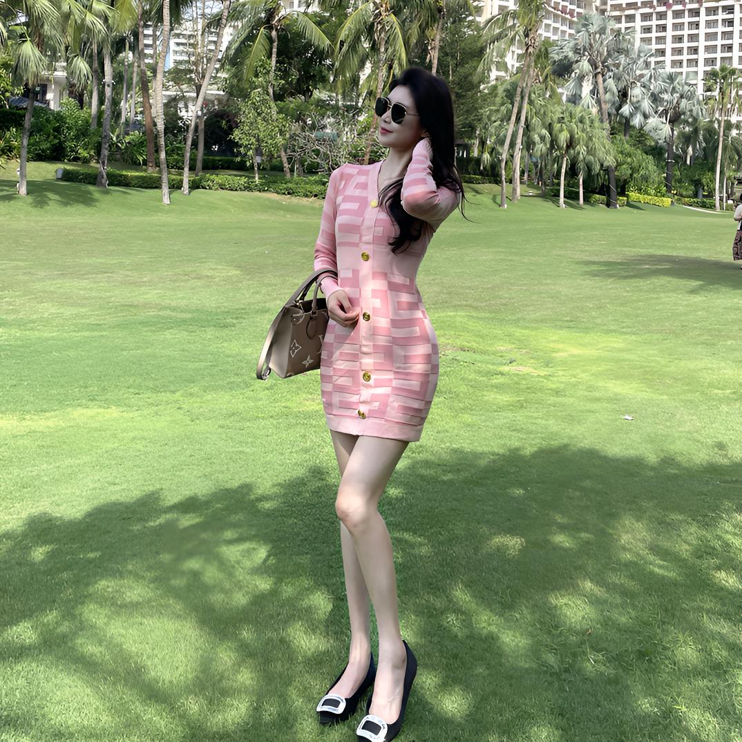 粉色显白显瘦气质秋冬厚款针织长袖连衣裙修身性感收腰碎花设计感