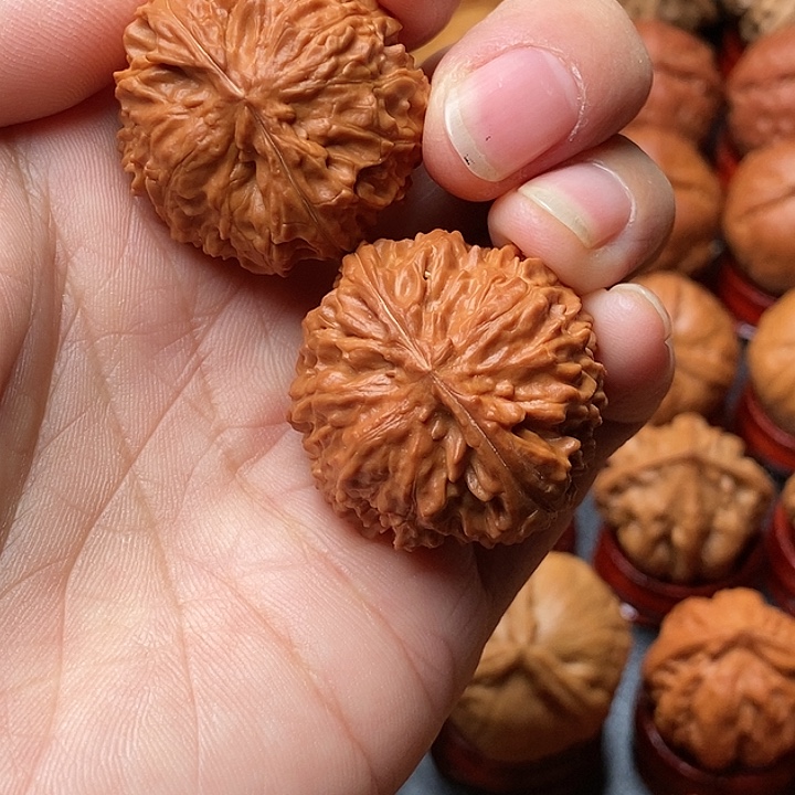 文玩核桃吊坠麒麟球