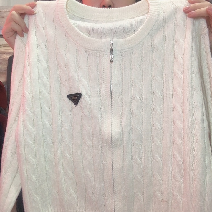 短袖短裤搭配白色