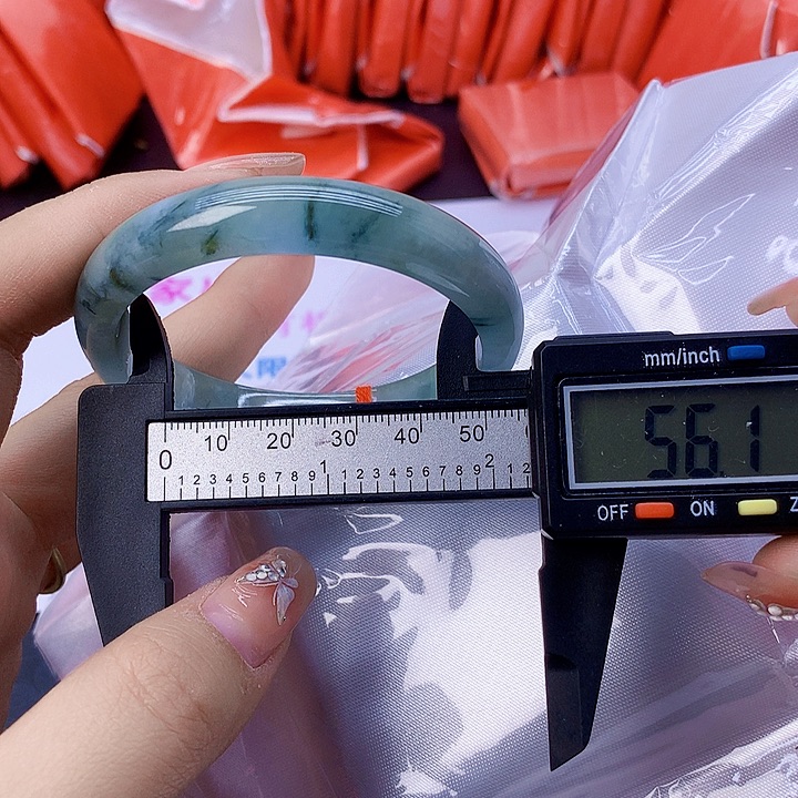 翡翠手镯未镶嵌167。   