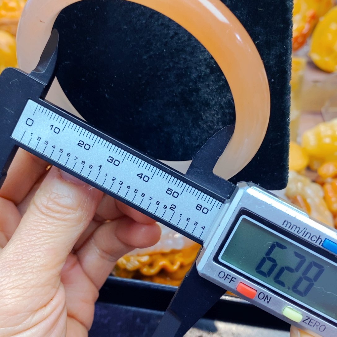 未镶嵌石英质玉（黄龙玉）颈饰