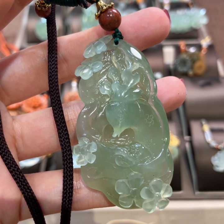 蛇纹石玉颈饰未镶嵌