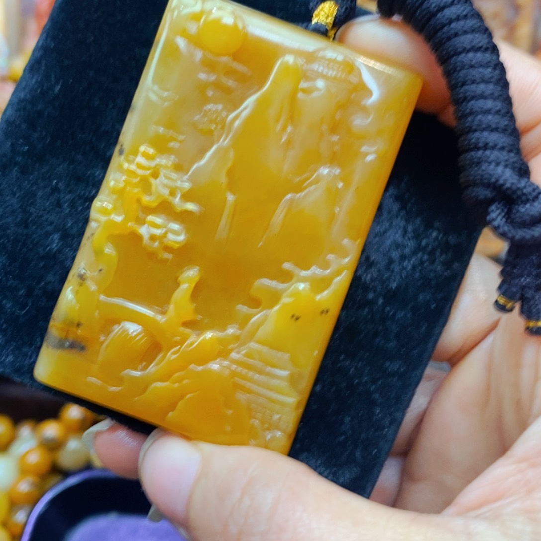 未镶嵌石英质玉（黄龙玉）颈饰