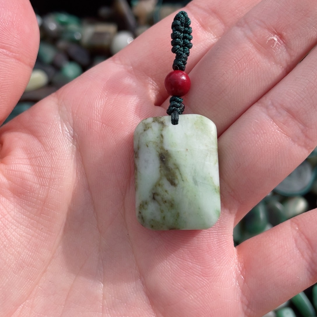 独山玉未镶嵌颈饰瑕疵品处理