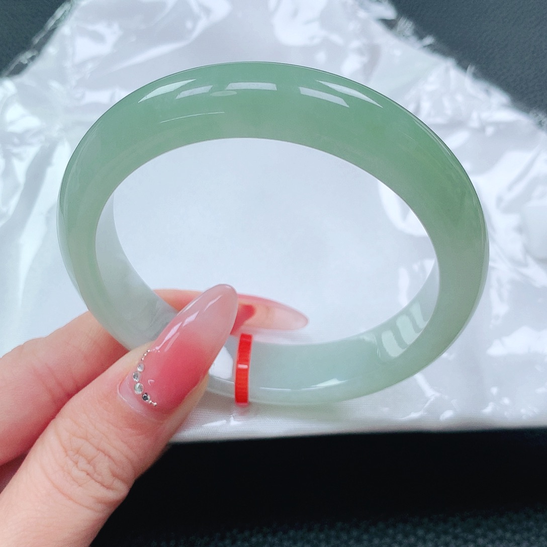 翡翠手镯未镶嵌55圈