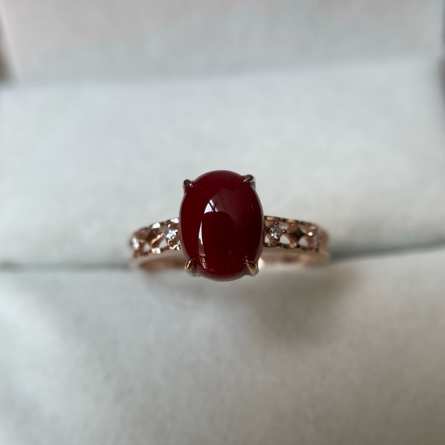 精选黑赤血阿卡蛋面18k金戒指点缀南非真钻品相完美裸石8.7x6.7mm