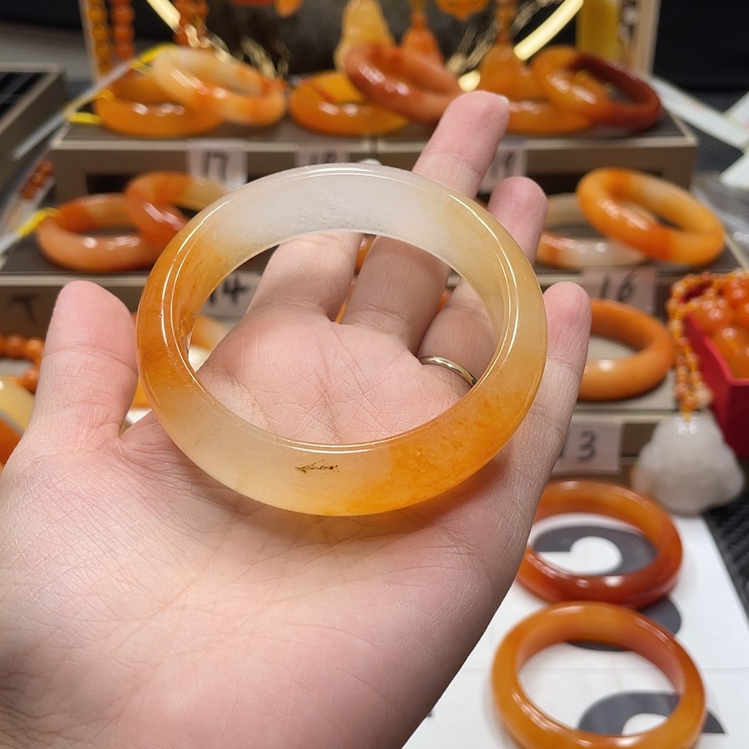 未镶嵌石英质玉（黄龙玉）手镯石****.