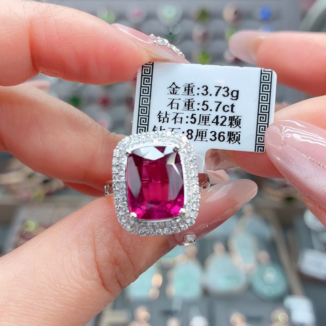 18K金镶嵌戒指碧玺5.7。