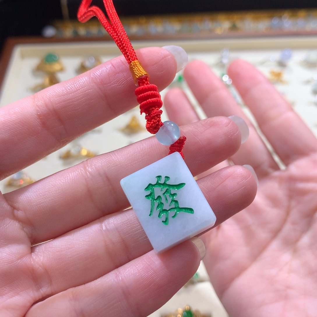 转****翡翠未镶嵌颈饰翡翠