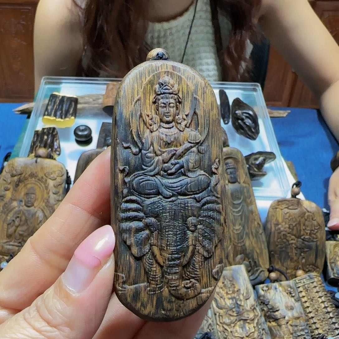 吊坠沉香海南白奇乌身老料雕刻普贤菩萨带绳18克