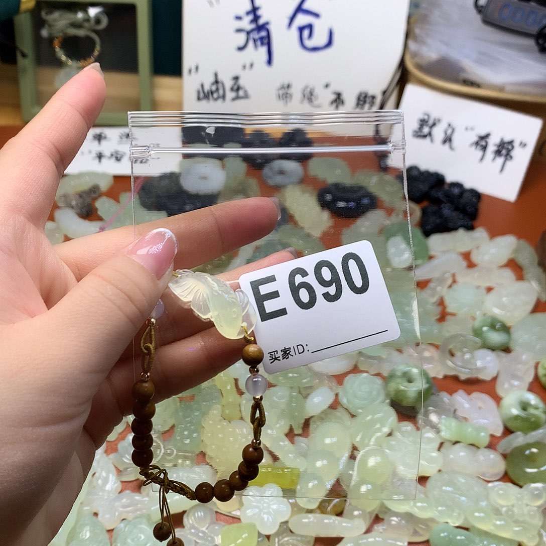 蛇纹石玉颈饰合金