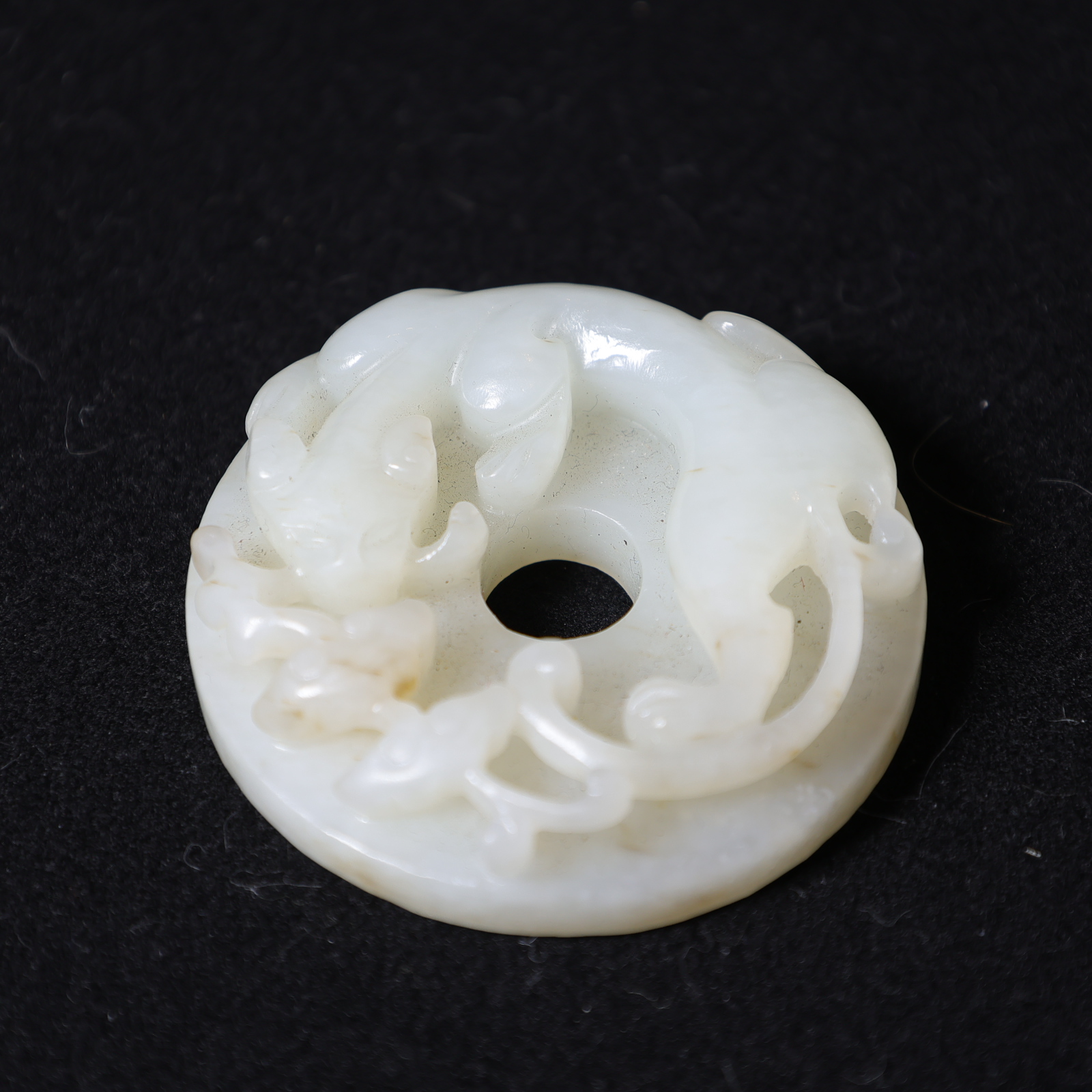 V12清 白玉浮雕龙衔灵芝玉璧 