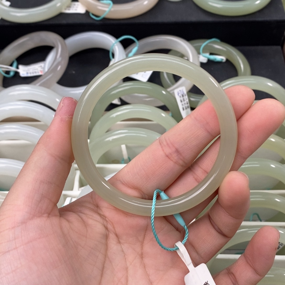 和田玉手镯未镶嵌57.58