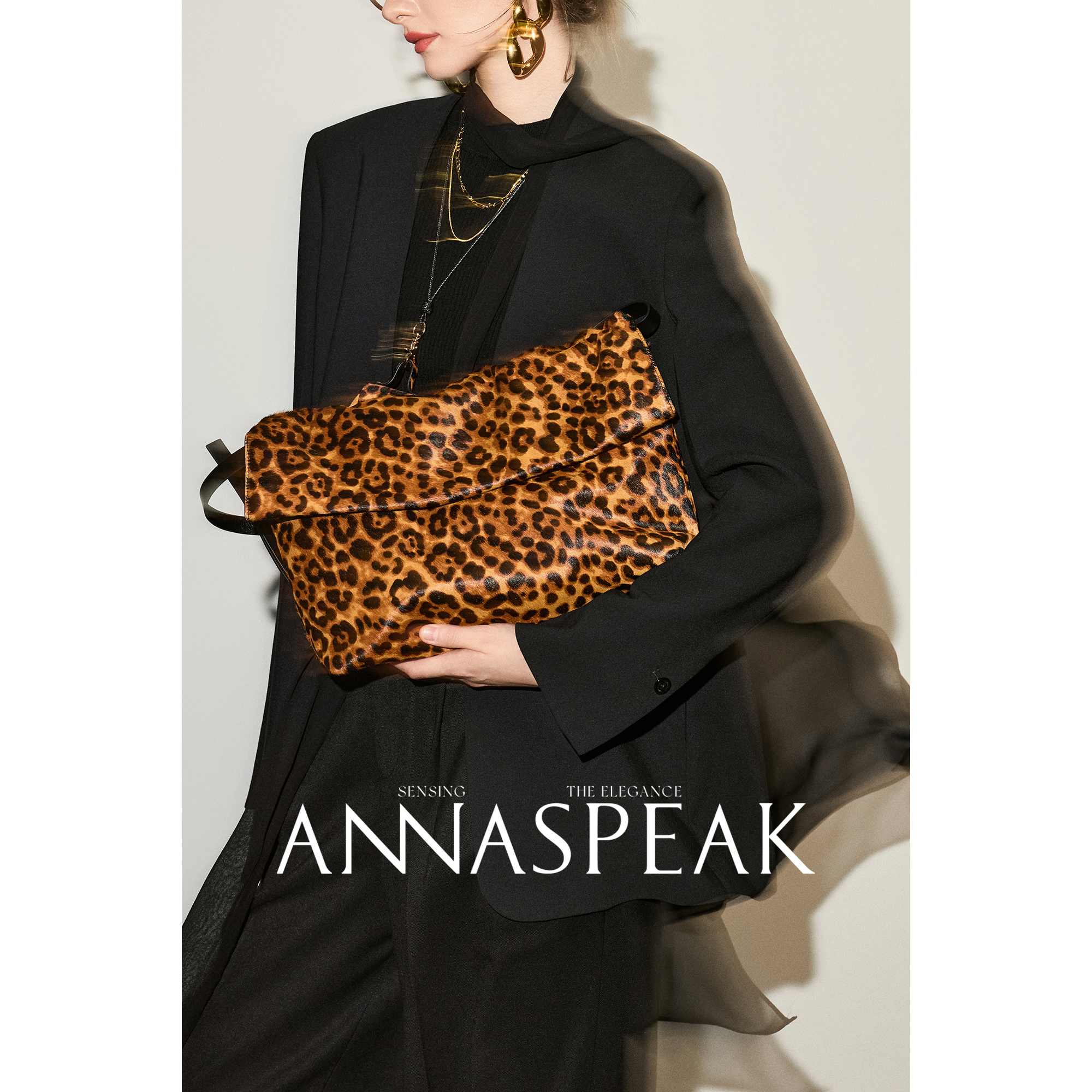 ANNASPEAK“旷野"系列琥珀流光头层牛皮豹纹印花多背法单肩手拿包